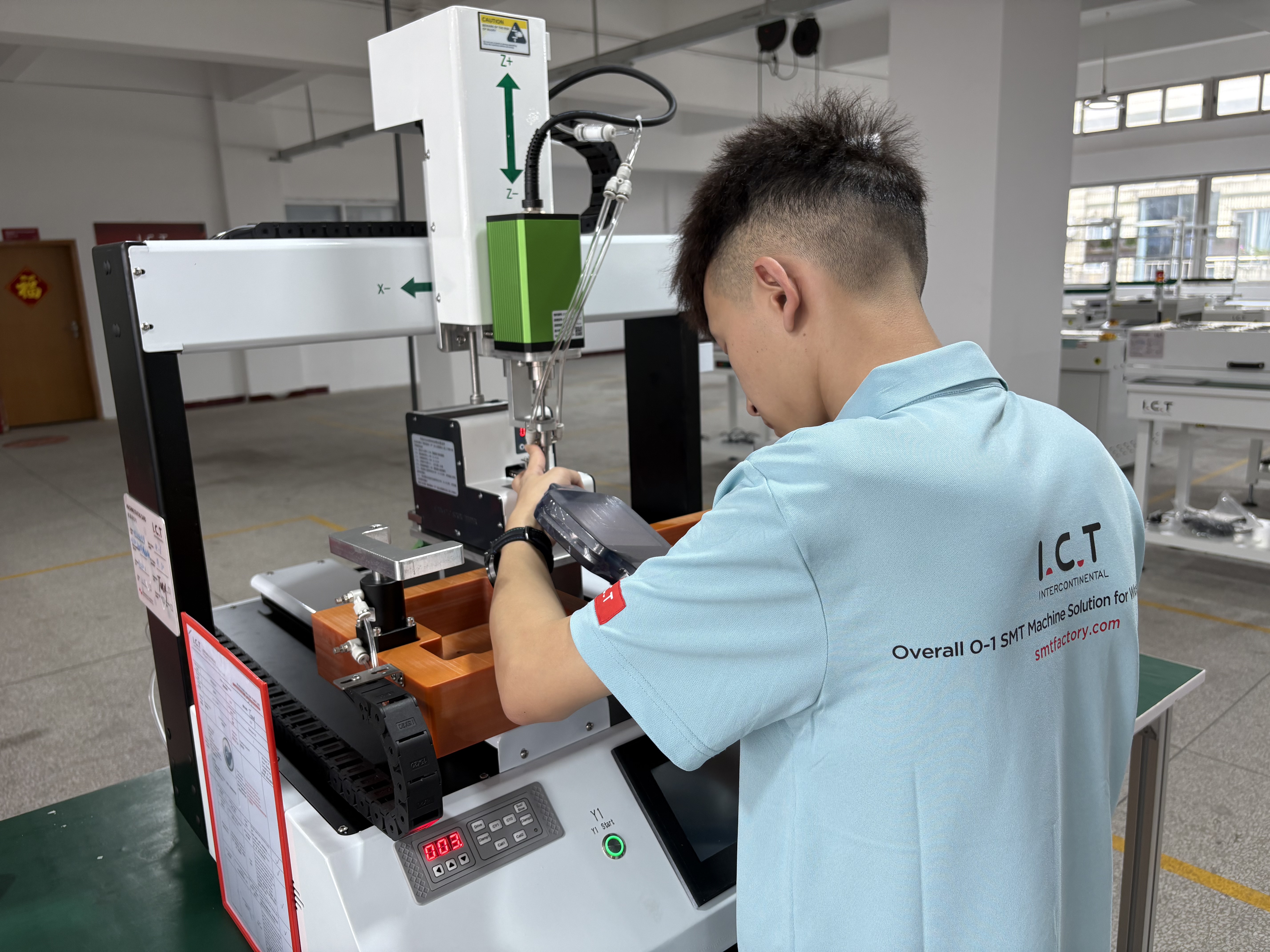 stoln&iacute; šroubov&yacute; robot.jpg