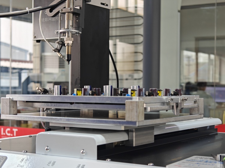 Uk&aacute;zkov&yacute; test p&aacute;jec&iacute;ho robota ICT 02