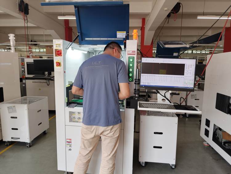ICT inžen&yacute;r dokončil testov&aacute;n&iacute; před odesl&aacute;n&iacute;m pro Conformal Coating Machine.jpg