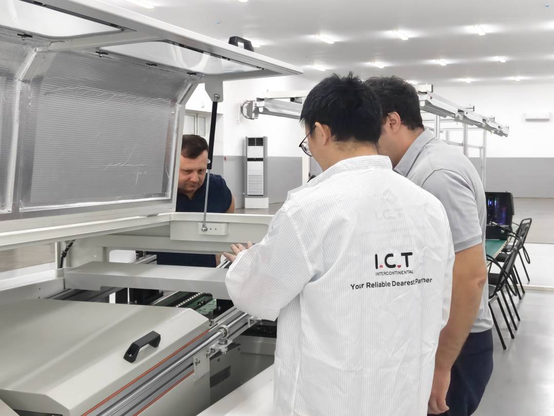 T&yacute;m inžen&yacute;rů ICT poskytuje plnou technickou podporu pro glob&aacute;ln&iacute; z&aacute;kazn&iacute;ky.jpg